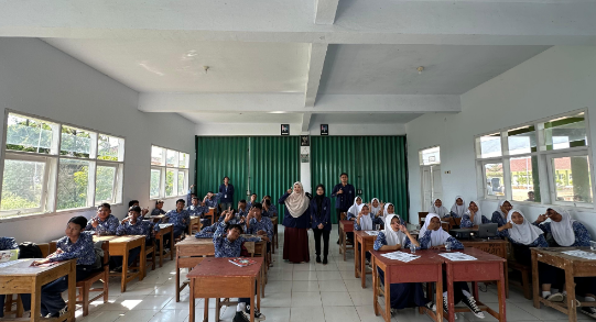 Penyuluhan Tablet Tambah Darah untuk Menghindari Anemia pada Remaja Putri di SMP IT Darul Ma'arif